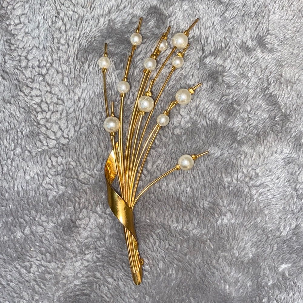Large Gold and pearl brooch